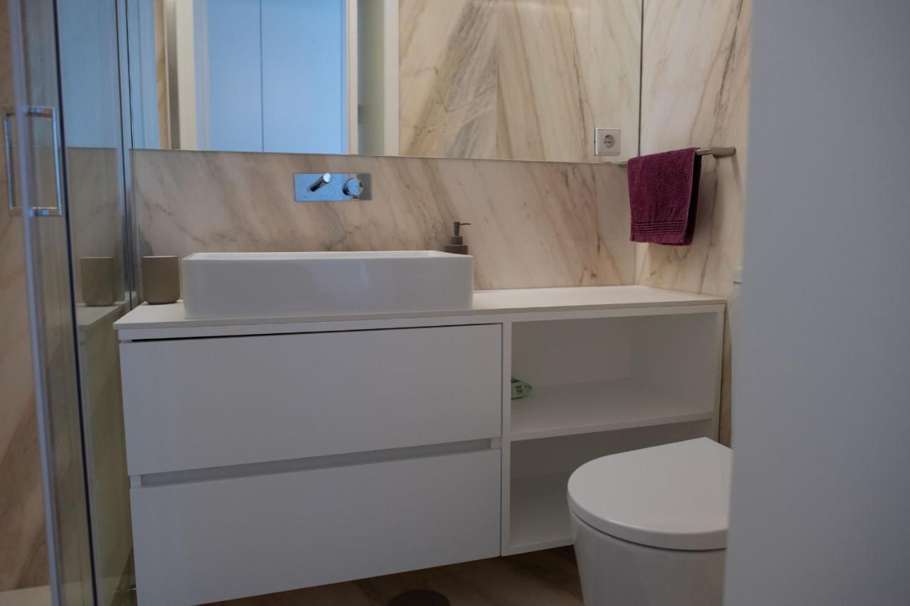 Spacious Studio W/ Balcony & Ac By Lovelystay Porto Eksteriør bilde