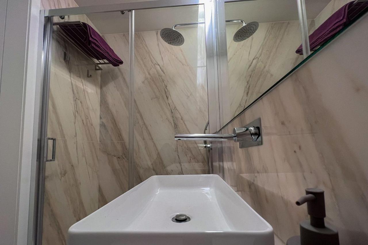 Spacious Studio W/ Balcony & Ac By Lovelystay Porto Eksteriør bilde